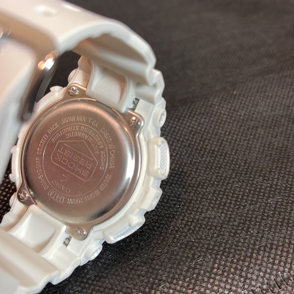 G-Shock GMAS120MF-7A2 White & Rose Gold Watch, used one time in great condition - Picture 3 of 7